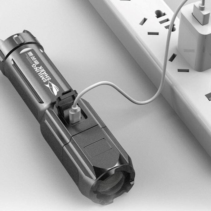 Lanterna Tática Shark – 2 Unidades, Alcance de 500 m e Zoom Ajustável - LojaFerru